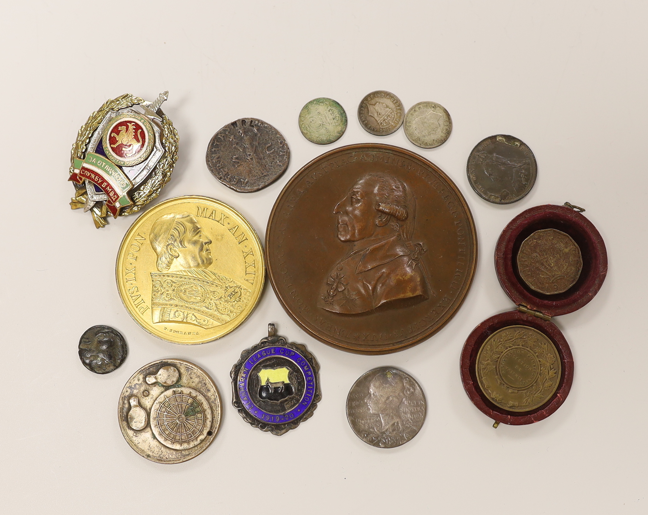 A quantity of mixed coinage, medals, badges etc.